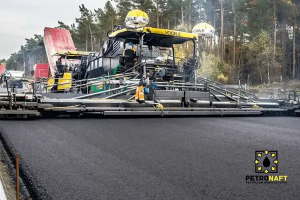 Asphalting the road in which gilsonite is added