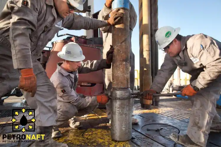 Oil well workers are preventing FLUID LOSS IN DRILLING
